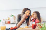Eine Mutter kocht zusammen mit ihrer Tochter und sie spielen mit dem Essen. Eine Mutter kocht zusammen mit ihrer Tochter und sie spielen mit dem Essen.